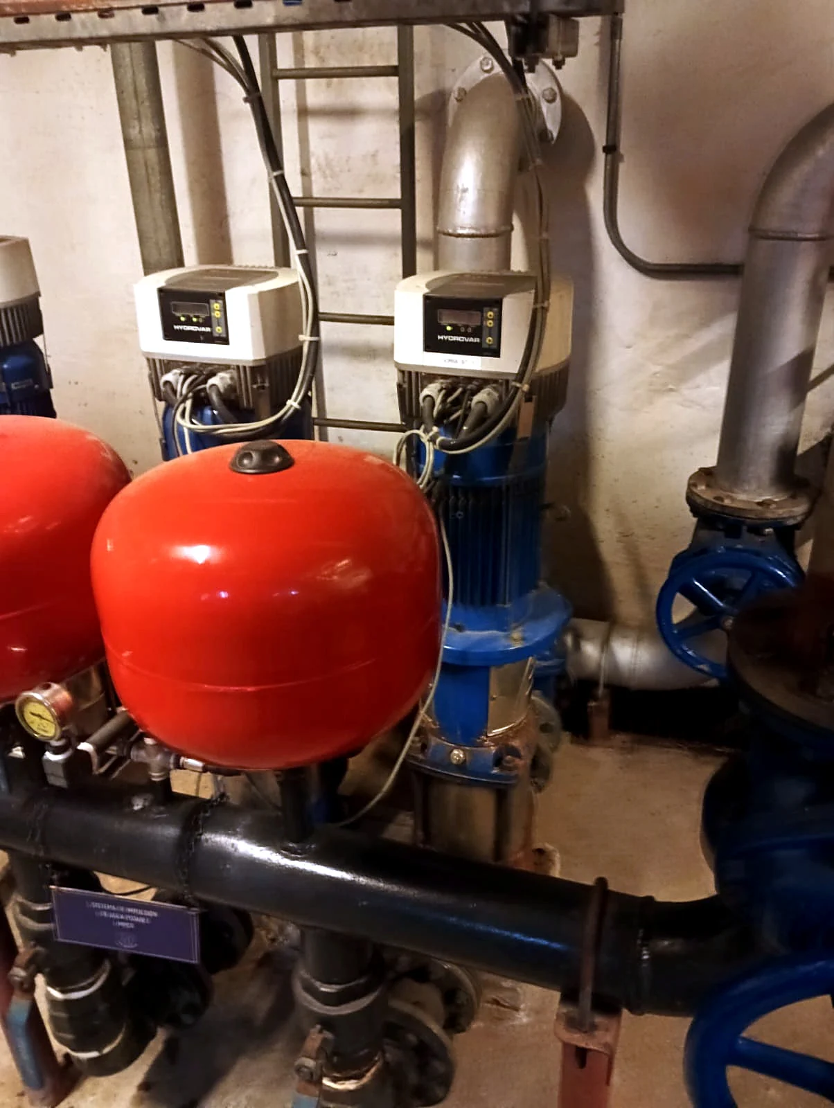 Bombas verticales con variador de frecuencia y estanques hidroneumáticos rojos
