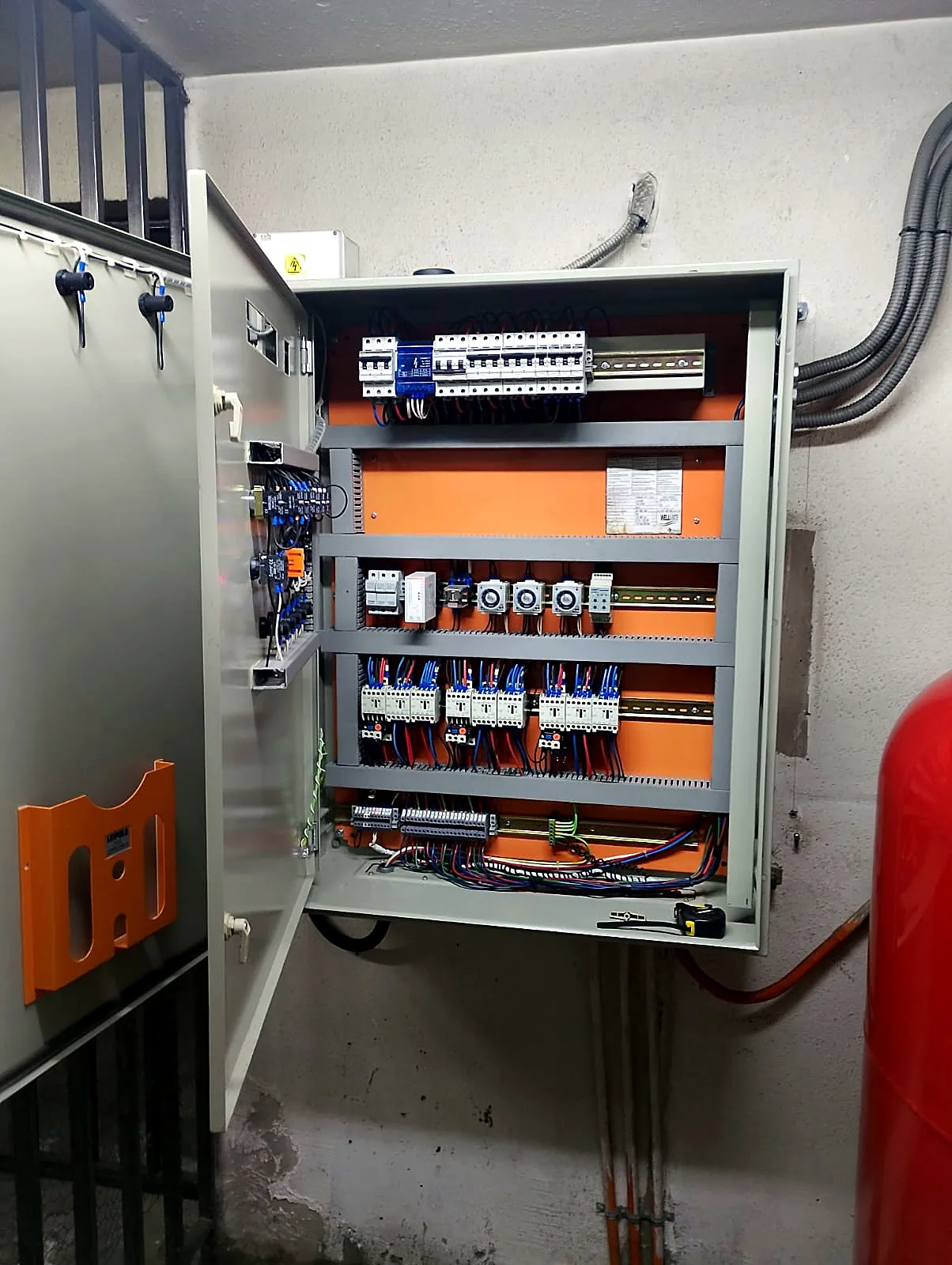 Tablero de fuerza y control abierto, con contactores, relés térmicos y temporizadores ordenados